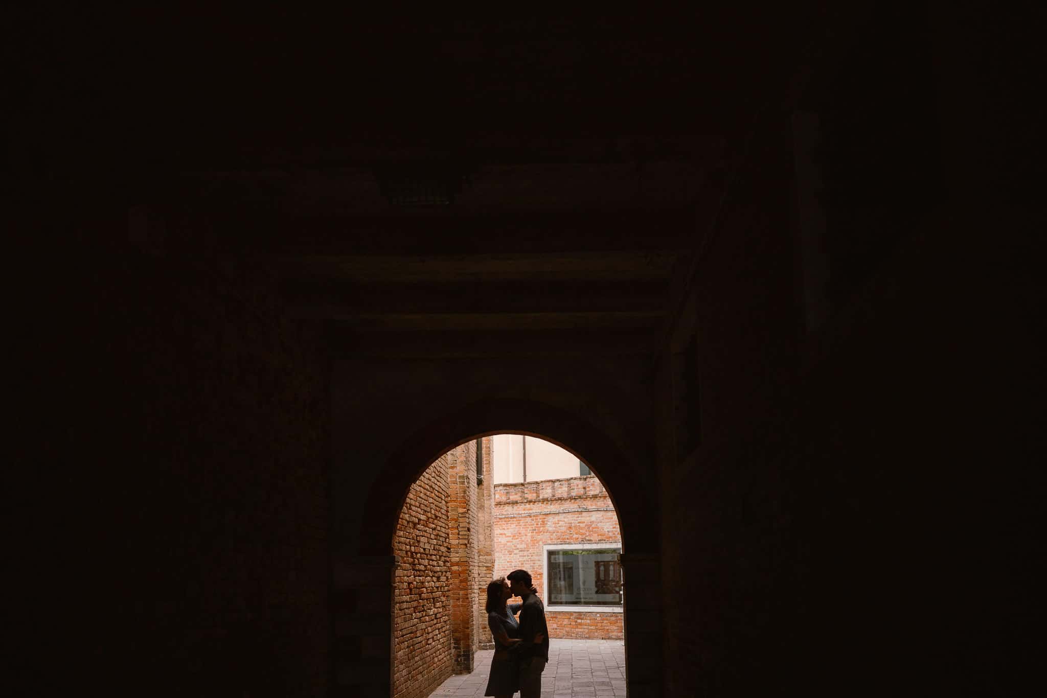 Engagement photo session in the alleys of Venice