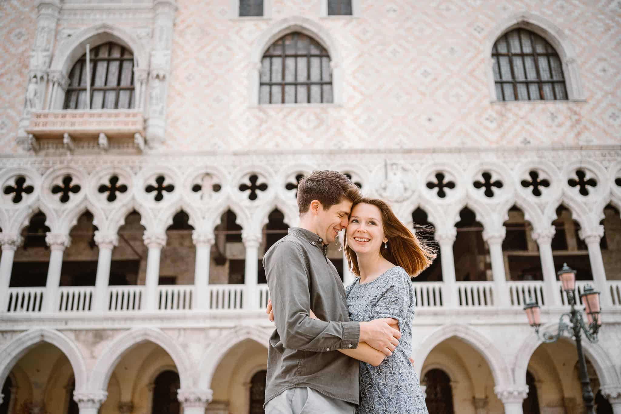 Couple photographed by engagement photographer in Venice Ludovica Lanzafami in front of Palazzo Ducale