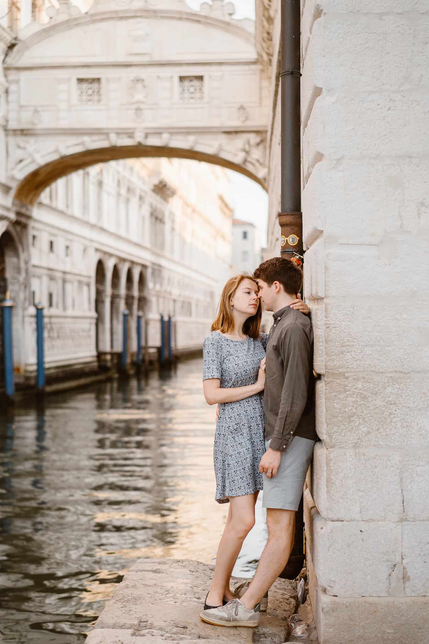 Engagement photo shoot in Venice at sunrise under ponte dei Sospiri