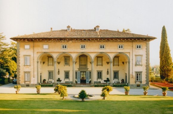 Villa Oliva from the front during a sunny day